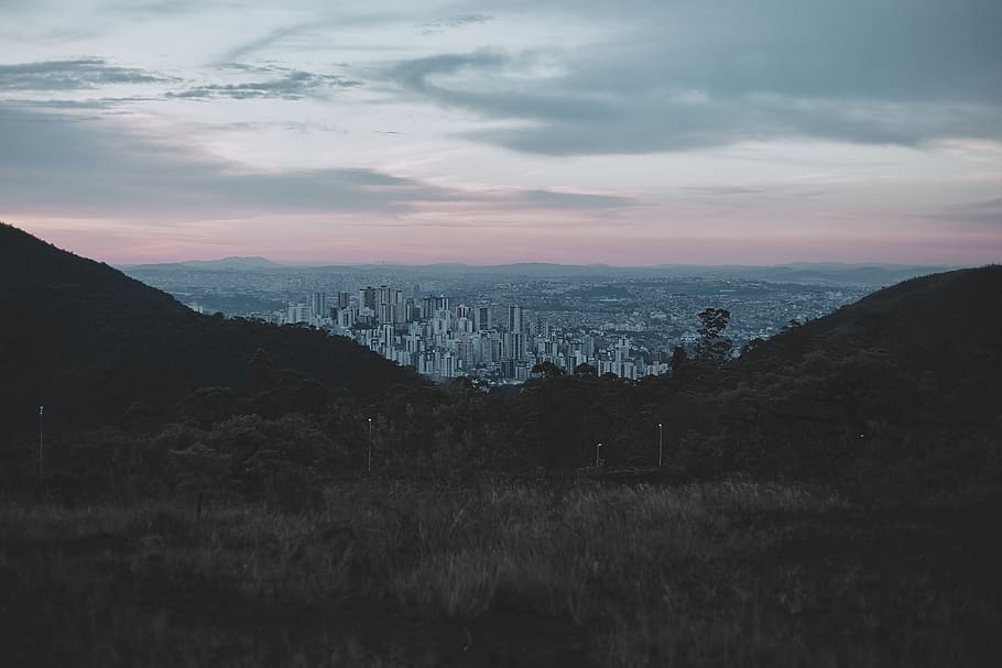 arbres, blanc, núvols, arquitectura, edificis, ciutat, alba, vespre, tarda, herba, cel, turons, paisatge, llum, muntanya, a l'aire lliure, escènic, vista, posta de sol, viatjar, vall, núvol - cel, escenics - natura, naturalesa, estructura construïda, bellesa a la natura, cap gent, exterior de l'edifici, medi ambient, planta, escena tranquil·la, tranquil·litat, Serra, arbre, paisatge urbà, 5K