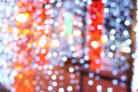 Natale, luci, backround, sfocato, di stagione, vacanze, illuminato, defocused, raggiante, notte, modello, attrezzatura per l'illuminazione, sfondi, nessuno, celebrazione, luce - fenomeno naturale, luci di Natale, brillante, decorazione, forma geometrica, forma, luce, cerchio, astratto, vacanza, riflesso lente, luminosa, viola, illuminata, vita notturna, effetto strutturato, 5K, CC0, dominio pubblico, privo di copyright