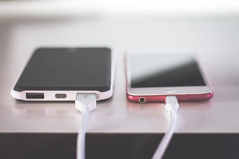 cerrado, fotografía, dos, iphones, manzana, negro, trenzado, cable, cargador de cable, Teléfono móvil, telefono celular, cargador, comunicación, computadora, conexión, dispositivos, monitor, electrónica, equipo, móvil, moderno, oficina, teléfono, rosado, portátil, pantalla, teléfono inteligente, tecnología, toque, pantalla táctil, USB, blanco, inalámbrico, tecnología inalámbrica, mesa, adentro, nadie, dispositivo de información portátil, dos objetos, de cerca, equipo de computadora, naturaleza muerta, foto de estudio, portabilidad, ordenador portátil, cable USB, de color negro, teclado, equipo eléctrico, 4K, CC0, dominio público, libre de derechos