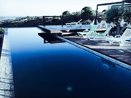 Schwimmbad, Wasser, Tag, am Pool, Natur, Reflexion, keine Leute, Baum, Infinity-Pool, Stuhl, Ruhe, Ufergegend, draußen, Himmel, Reiseziele, Reichtum, Urlaubsort, ruhige Szene, Luxus, 4K, CC0, gemeinfrei, lizenzfrei