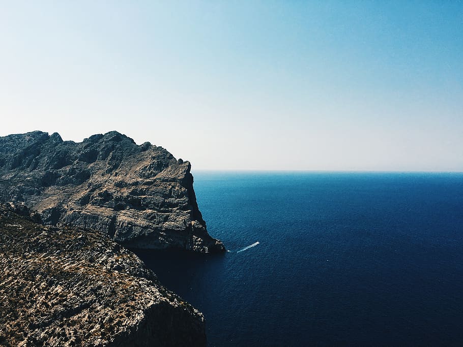 spanien, pollença, mar, aigua, escenics - natura, bellesa a la natura, horitzó sobre l’aigua, cel, horitzó, escena tranquil·la, tranquil·litat, cel clar, rock, naturalesa, còpia espai, idíl·lic, dia, penya-segat, rock - object, formació de roca, cap gent, a l'aire lliure, formació, litoral rocós, pila de roca, 4K