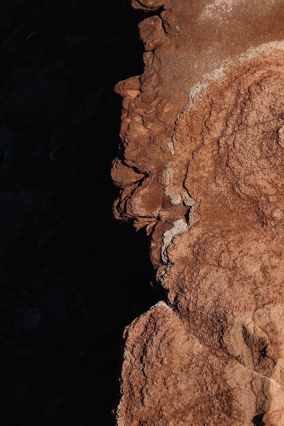 terreno marrone, natura, grotta, terra, roccia, all'aperto, geologia, fuco, paesaggio, scenario, struttura, spazio, nebulosa, universo, astronomia, mesa, suolo, vista aerea, natura selvaggia, frana, nessuno, avvicinamento, giorno, roccia - oggetto, solido, Marrone, geografia fisica, formazione rocciosa, ruvido, la tranquillità, luce del sole, fango, modello, strutturato, sfondi, eroso, 5K