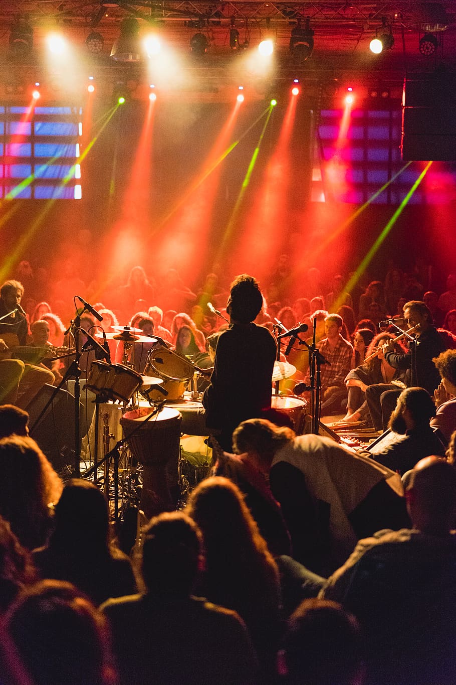 home tocant la bateria, gent, música, concert, multitud, públic, persona, humà, concert de rock, activitats de lleure, etapa, hostal abraham tel aviv, תל אביב יפו, Israel, il·luminació, tambor, bateria, cercle de tambor, músic, musical, cultura i entreteniment artístic, rendiment, diversió, grup de persones, escenari - espai de rendiment, esdeveniment, vida nocturna, gran grup de persones, homes, equips d’il·luminació, il·luminat, persones reals, artista, llum, llum de l'escenari, concert de música popular, festival de música, música rock, Festival, emoció positiva, emoció, espectador, habilitat, ocupació d’animació, 5K