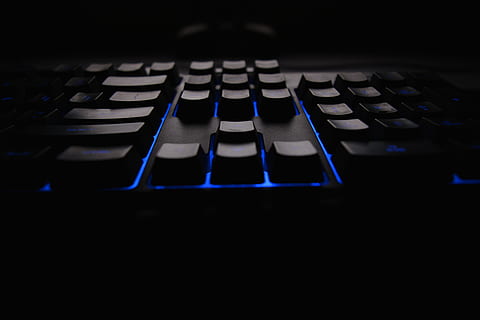 Tastatur, Computerhardware, Elektronik, Hardware-, Computer Tastatur, Computer, Desktop, Kopfhörer, Headset, Maus, LED, Kunst, Glasmalerei, Gebäude, Fabrik, Fließband, Kosmetika, Deodorant, Herz, Stromleitungen, Technologie, Kommunikation, Computerausrüstung, kabellose Technologie, drinnen, Nahansicht, Computerteil, Computerschlüssel, keine Leute, Laptop, Verbindung, dunkel, beleuchtet, Internet, High Angle View, selektiver Fokus, glühend, Computerkriminalität, 5K, CC0, gemeinfrei, lizenzfrei