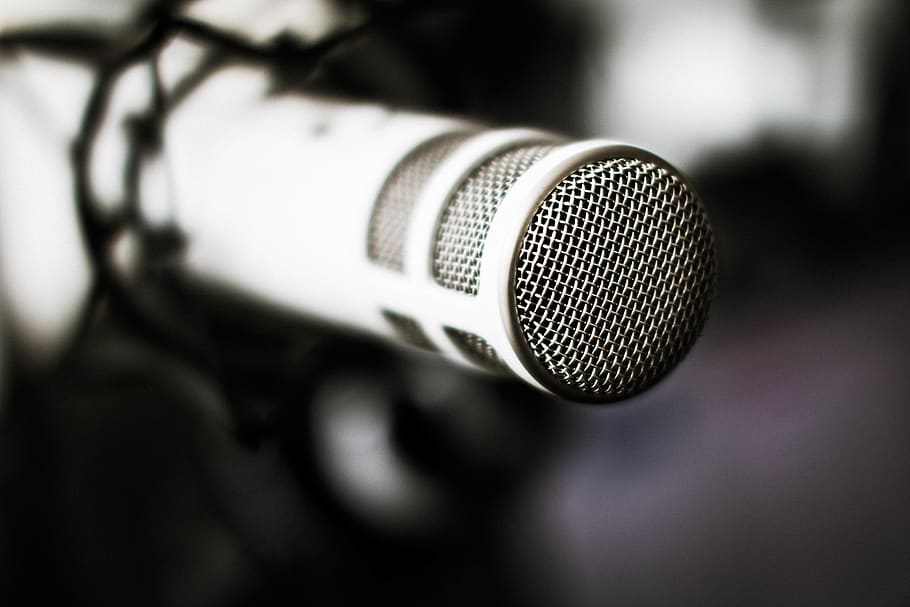 podcaster, estudi, micròfon, va muntar, røde mic, Dispositiu d'entrada, música, tecnologia, cultura i entreteniment artístic, primer pla, comunicació, equip de gravació de so, equipament, enfocament selectiu, centrar-se en primer pla, rendiment, equip d’àudio, a l'interior, sol objecte, estudi de gravació, metall, esdeveniment d’arts escèniques, gent, electrònica d’àudio, equipament elèctric, 5K
