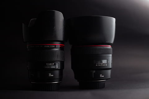 cameralenzen, 35mm, 85mm, camera lens, canon, uitrusting, lens, lenzen, studio opname, binnenshuis, geen mensen, grijze achtergrond, grijs, twee objecten, gekleurde achtergrond, detailopname, eten en drinken, stilleven, voedsel, veiligheid, technologie, zwarte kleur, vier objecten, rood, huiskamer, groep objecten, fotografie thema's, stack, 5K, CC0, publiek domein, royaltyvrij