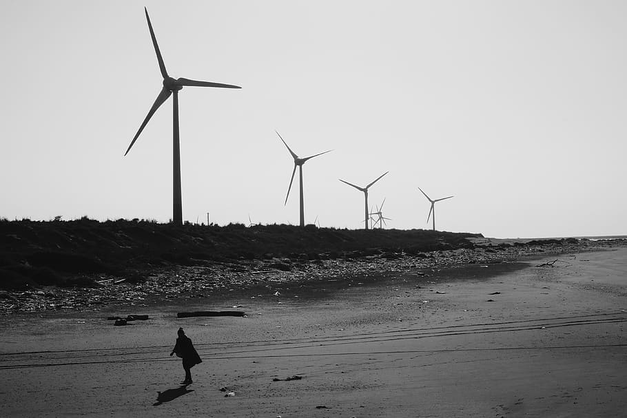 vora del mar, platja, oceà, molí de vent, blanc i negre, badia, costat de la badia, Taiwan, a l'aire lliure, exploració exterior, 海邊, 海岸, 風車, 黑白, 照片, 臺灣, 台灣, 戶外, aigua, terra, medi ambient, conservació del medi ambient, aerogenerador, cel, turbina, generació de combustible i energia, energia renovable, energia eòlica, energia alternativa, mar, naturalesa, bellesa a la natura, una persona, persones reals, homes, escenics - natura, 4K