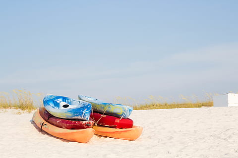 Strand, Kanus, Gras, Land, Sand, Himmel, Natur, Tag, kopieren sie platz, klarer Himmel, Blau, keine Leute, Transportmittel, Transport, Sonnenlicht, Wasser, draußen, sonnig, festgemacht, Abwesenheit, Wasserfahrzeug, aufblasbar, 5K, CC0, gemeinfrei, lizenzfrei