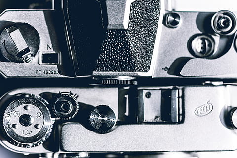 kamera, elektronik, armbåndsur, digitalt kamera, maskine, video kamera, metallisk, kontrast, årgang, dag, film, sol, strop, adapter, projektor, motor, syning, kassetteafspiller, tape player, linsedæksel, teknologi, tæt på, udstyr, maskindel, maskineri, indendørs, industri, ingen mennesker, metal, forbindelse, gear, fuld ramme, stilleben, computerudstyr, bundkort, kompleksitet, computer del, computer, baggrunde, sølvfarvet, elektrisk komponent, 5K, CC0, offentligt domæne, royaltyfrie