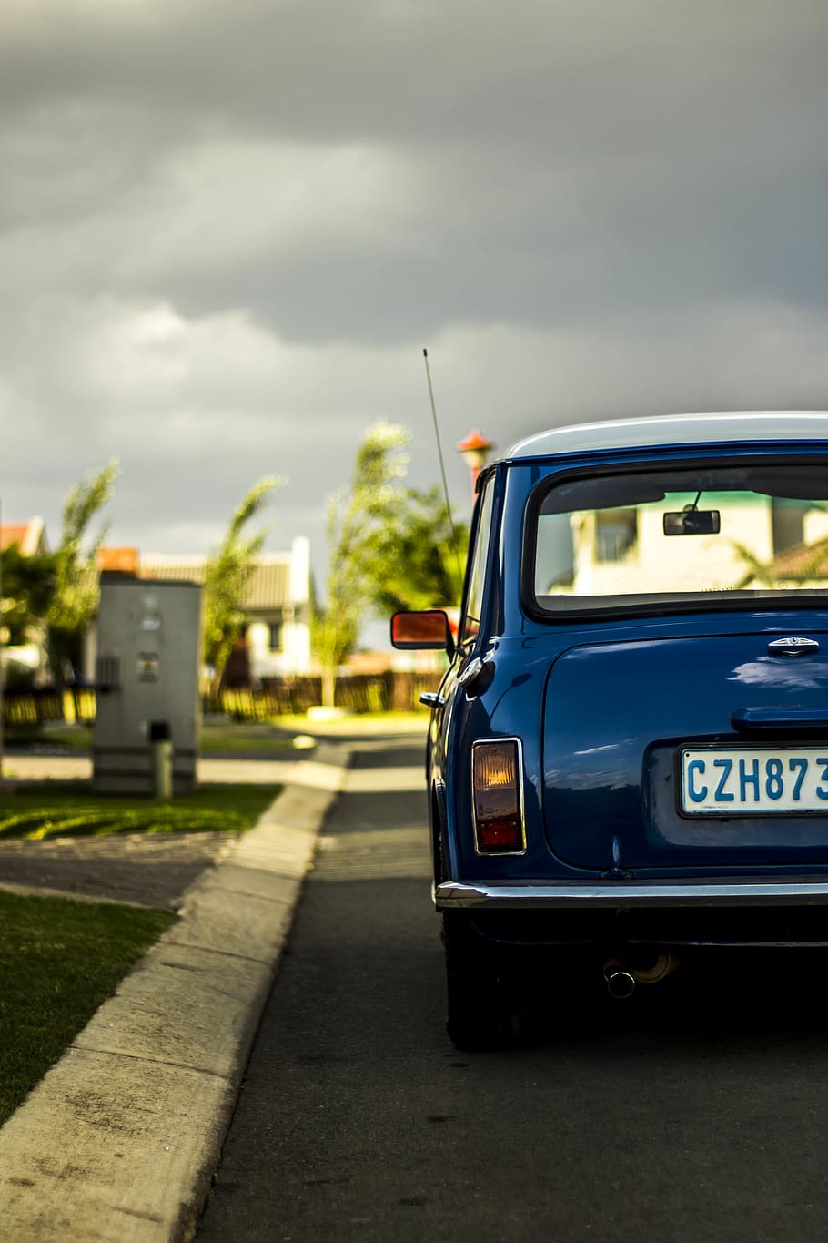 blå bil, transportmidler, automobil, køretøj, bil, nummerplade, asfalt, dæk, maskine, hjul, forlygte, lys, coupe, sportsvogn, bilhjul, forrude, talte, kørsel, vej, spejl, transportform, motor køretøj, land køretøj, sky - himmel, dag, himmel, ingen mennesker, fokus på forgrunden, natur, sollys, udendørs, gade, rejse, by, bevægelse, arkitektur, på farten, 4K