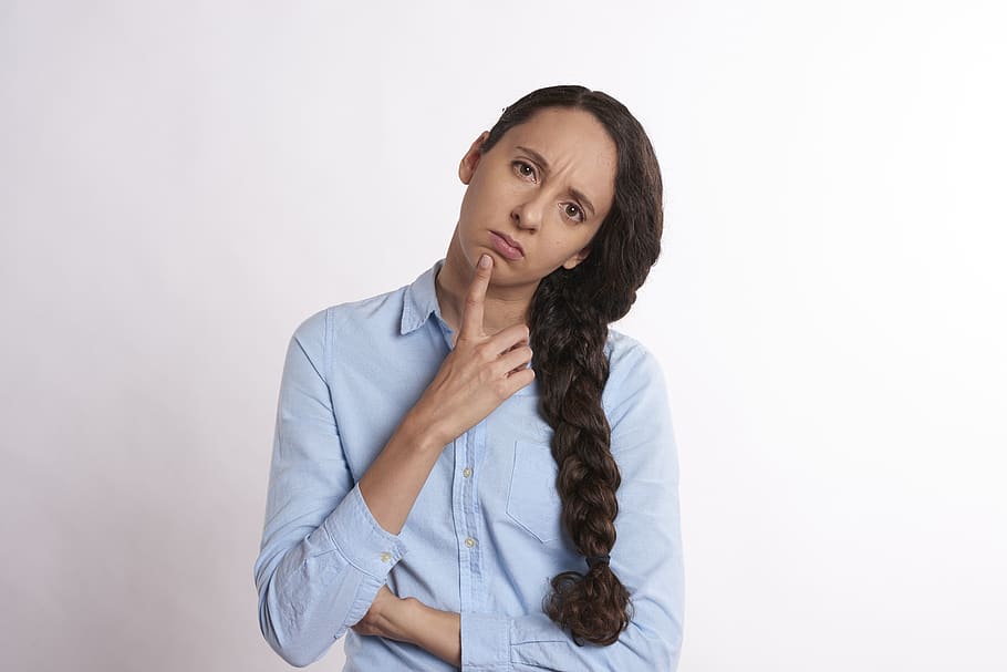 pensar, concentració, contemplatiu, concentrar-se, dit, frustrat, jove, dona, retrat, escriptori, bonic, oficina, negocis, dona de negocis, ocupació, adult, treball, projecte, treballar, feina, escèptic, malestar, professional, comunicació, èxit, corporatiu, lloc de treball, escoltar, escolta, carrera, gestió, desenvolupament, creixement, empresa, oportunitat, organitzatiu, tir de l'estudi, fons blanc, una persona, vista frontal, a l'interior, còpia espai, cintura cap amunt, dones, adult jove, de peu, cabell llarg, roba casual, tallar, mirant, cabell, contemplació, pentinat, incertesa, 5K