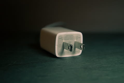 adaptateur de voyage blanc, brouiller, arrière-plan flou, lien, dispositif, équipement, à l'intérieur, Plastique, prise de courant, acier, La technologie, objet unique, fermer, personne, nature morte, table, la communication, mise au point sélective, espace de copie, Technologie sans fil, prise de vue en studio, couleur blanche, portabilité, coupé, style rétro, jouet, à la surface, 4K, CC0, domaine public, libre de droits