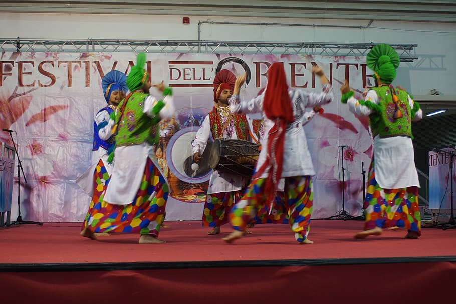 ballarins orientals, multicolor, grup de persones, roba tradicional, persones reals, roba, art i artesania, rendiment, gent, disfressa, homes, longitud completa, representació, ballant, dones, creativitat, representació humana, dia, grup, ball tradicional, 5K