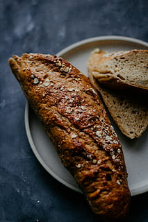 al forn, menjar, blanc, placa, pa, primer pla, deliciós, sopar, epicure, fotografia de menjar, des de dalt, saludable, casolà, dinar, carn, regust, pastisseria, tall, saborós, blat, sencer, menjar i beguda, natura morta, frescor, llest per menjar, a l'interior, cap gent, benestar, centrar-se en primer pla, mida de la porció, alimentació saludable, vista d’angle alt, taula, indulgència, esmorzar, berenar, menjar francès, pa marró, temptació, 5K, CC0, domini públic, lliure de regalies