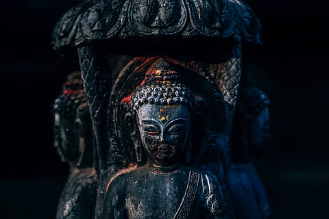 profonda statua buddista, scultura, rappresentazione umana, arte e artigianato, statua, credenza, rappresentazione, religione, somiglianza maschile, spiritualità, creatività, mestiere, nessuno, avvicinamento, luogo di culto, architettura, storia, il passato, idolo, sfondo nero, ornato, 5K, CC0, dominio pubblico, privo di copyright
