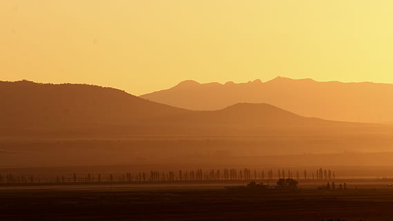 deșert în timpul amurgului, natură, în aer liber, de munte, Munte, peisaj, cer, răsărit, ceaţă, lumina soarelui, uman, persoană, mediu rural, vârf, pace, ferme, Trei, Ranch, soare, liniștit, seară, apus de soare, frumusețe în natură, scenice - natura, mediu inconjurator, siluetă, o scenă liniștită, nici o persoana, culoare portocalie, liniște, scenă non-urbană, teren, 5K, CC0, domeniu public, fără drepturi de autor