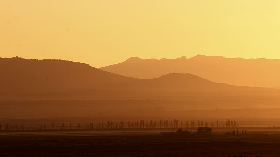 deșert în timpul amurgului, natură, în aer liber, de munte, Munte, peisaj, cer, răsărit, ceaţă, lumina soarelui, uman, persoană, mediu rural, vârf, pace, ferme, Trei, Ranch, soare, liniștit, seară, apus de soare, frumusețe în natură, scenice - natura, mediu inconjurator, siluetă, o scenă liniștită, nici o persoana, culoare portocalie, liniște, scenă non-urbană, teren, 5K