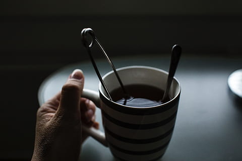 fosc, cafè, beure, taula, cullera, tassa, mà, borrós, mà humana, refresc, menjar i beguda, part del cos humà, una persona, celebració, primer pla, a l'interior, part del cos, persones reals, tassa de cafè, estils de vida, persona irreconeixible, perspectiva personal, dit, fons negre, tassa de te, vaixella, 5K, CC0, domini públic, lliure de regalies