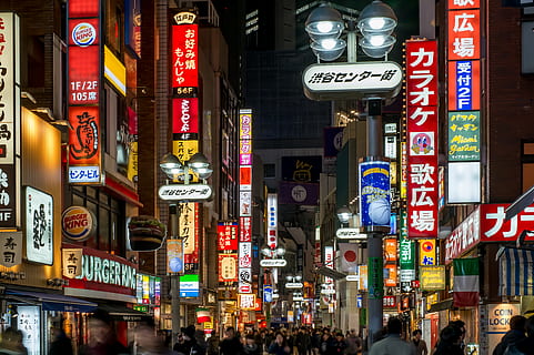 sort, rød, computer tower, fodgænger, person, human, by, metropol, by-, bygning, tokyo, downtown, japan, arkitektur, vej, armbåndsur, sti, reklame, billboard, asfalt, tøj, belyst, bygning udvendig, bygget struktur, gade, ikke-vestlige script, byliv, manuskript, meddelelse, kommercielt tegn, skilt, tekst, gruppe af mennesker, nat, menneskemængde, neon, stor gruppe mennesker, byens gade, udendørs, butikskilt, 4K, CC0, offentligt domæne, royaltyfrie