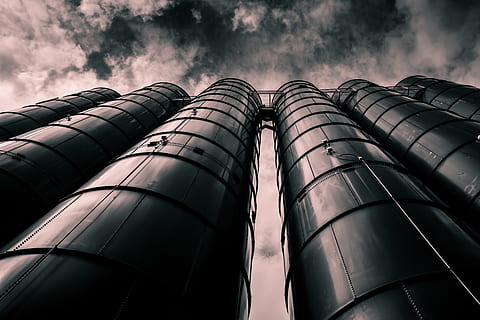 faible, photo d'angle, noir, la tour, des nuages, dramatique, usine, industriel, installation industrielle, industrie, tir faible angle, machinerie, moderne, la perspective, la pollution, production, silo, ciel, acier, La technologie, faible angle de vue, personne, nuage - ciel, production de carburant et d'électricité, affaires, métal, Industrie pétrolière, en plein air, réservoir de stockage, la nature, journée, architecture, raffinerie de pétrole, tuyau - tube, fumée - structure physique, raffinerie, 5K, CC0, domaine public, libre de droits