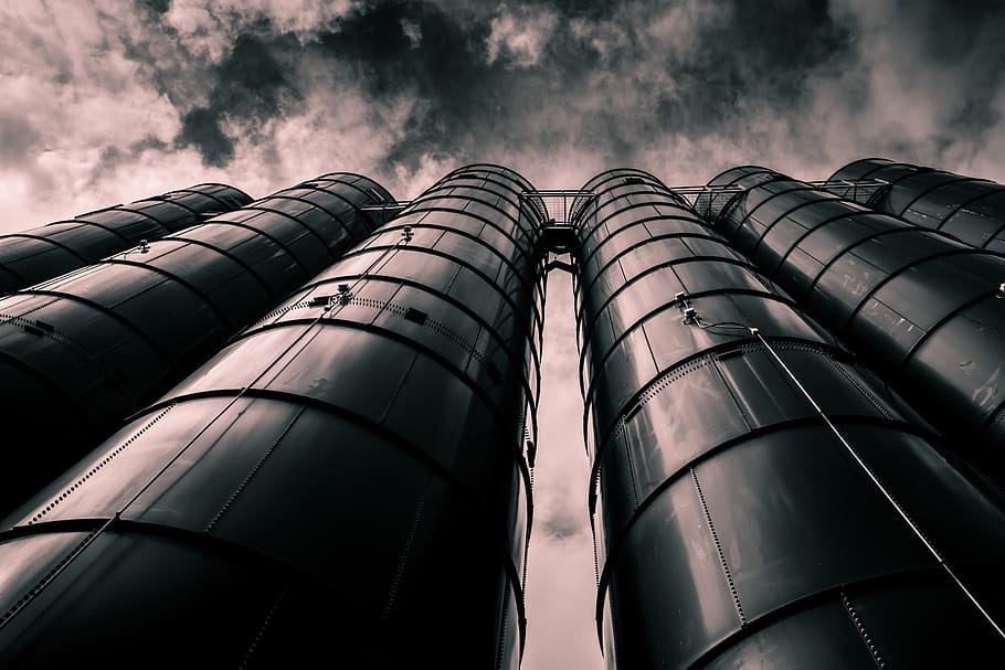 baix, foto d'angle, negre, torre, núvols, dramàtica, fàbrica, industrial, planta industrial, indústria, tir en angle baix, maquinària, modern, perspectiva, Pol · lució, producció, sitja, cel, acer, tecnologia, vista d’angle baix, cap gent, núvol - cel, generació de combustible i energia, negocis, metall, indústria del petroli, a l'aire lliure, dipòsit d'emmagatzematge, naturalesa, dia, arquitectura, refineria de petroli, tub de tub, fum - estructura física, refineria, 5K