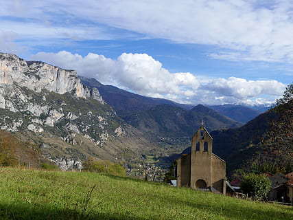 Landschaft, Natur, Berg, fallen, religiöses Denkmal, Kirche, Himmel, Religion, wolke - himmel, Anbetungsstätte, gebaute Struktur, die Architektur, Glauben, Gras, Szenen - Natur, Gebäudehülle, Spiritualität, Schönheit in der Natur, Gebirge, Pflanze, keine Leute, draußen, 4K, CC0, gemeinfrei, lizenzfrei