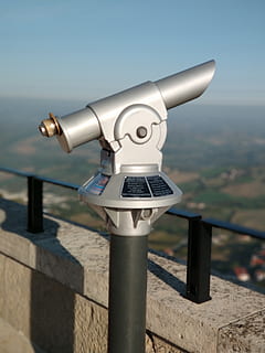 telescopio, altezza, ringhiera, a gettoni, binocolo a moneta, binocolo, cielo, natura, astronomia, nessuno, punto di osservazione, tecnologia, strumento ottico, sorveglianza, avvicinamento, luce del sole, giorno, telescopio portatile, metallo, concentrarsi sulle conoscenze acquisite, sicurezza, all'aperto, color argento, 4K, CC0, dominio pubblico, privo di copyright