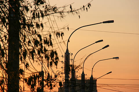 tramonto, albero, all'aperto, energia, Linee, elettricità, struttura, acciaio, Ufa, silhouette, cielo, pianta, natura, nessuno, colore arancione, bellezza nella natura, la tranquillità, scenics - natura, concentrarsi sulle conoscenze acquisite, crescita, crepuscolo, architettura, scena tranquilla, ramo, esterno dell'edificio, struttura costruita, 2K, CC0, dominio pubblico, privo di copyright