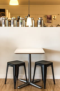 stół, krzesła, kawiarnia, dwa, data, światło, restauracja, podwójnie, symetryczny, saldo, siedzenie, krzesło, sprzęt oświetleniowy, wewnątrz, oświetlony, nowoczesny, biznes, lampa elektryczna, meble, brak, wnętrze domu, żadnych ludzi, technologia, posadzka, pusty, gabinet, pokój domowy, architektura, luksus, drewno, 4K, CC0, domena publiczna, darmowe zdjęcia