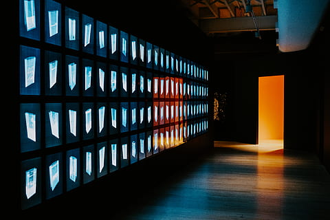 porta aperta, pavimentazione, pavimento, illuminazione, corridoio, legna, luce, legno duro, elettronica, schermo, guidato, macchina, ha parlato, Schermo a cristalli liquidi, display, tenere sotto controllo, mensola, corrimano, ringhiera, macchina da gioco arcade, pub, in casa, architettura, struttura costruita, nessuno, luce del sole, costruzione, giorno, modello, caratteristica della parete, ombra, illuminato, finestra, direzione, la strada davanti, portico, vuoto, multicolore, assenza, soffitto, 5K, CC0, dominio pubblico, privo di copyright