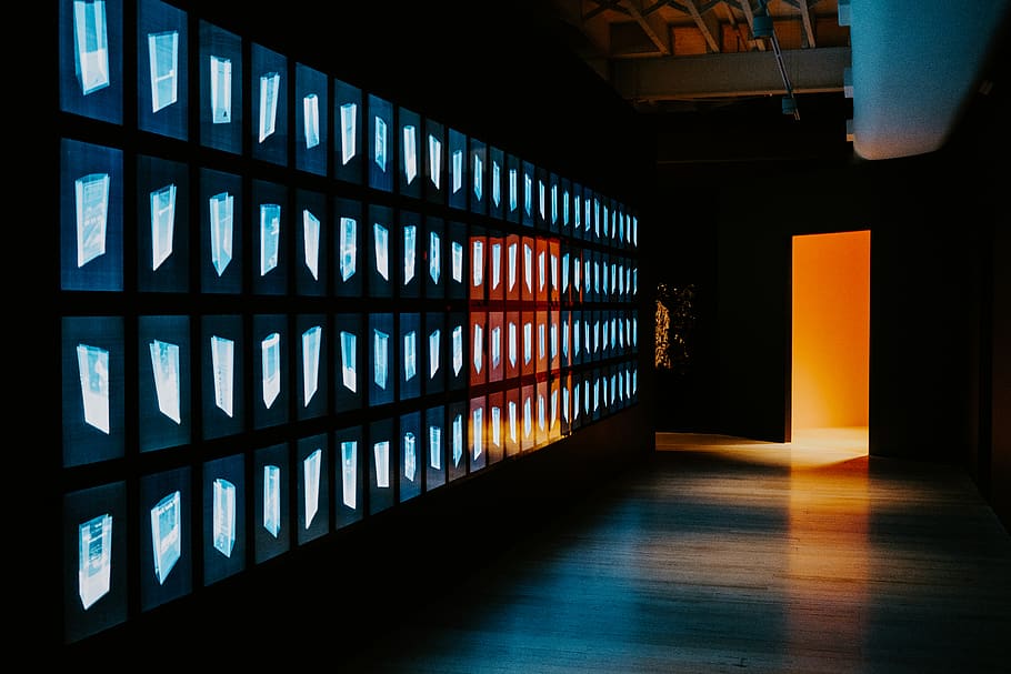 porta oberta, sòls, pis, il·luminació, passadís, fusta, llum, fusta dura, electrònica, pantalla, led, màquina, va parlar, pantalla lcd, monitor, prestatge, barana, màquina de jocs d'arcade, pub, a l'interior, arquitectura, estructura construïda, cap gent, llum solar, edifici, dia, patró, funció de construcció de parets, ombra, il·luminat, finestra, direcció, el camí a seguir, arcade, buit, multicolor, absència, sostre, 5K