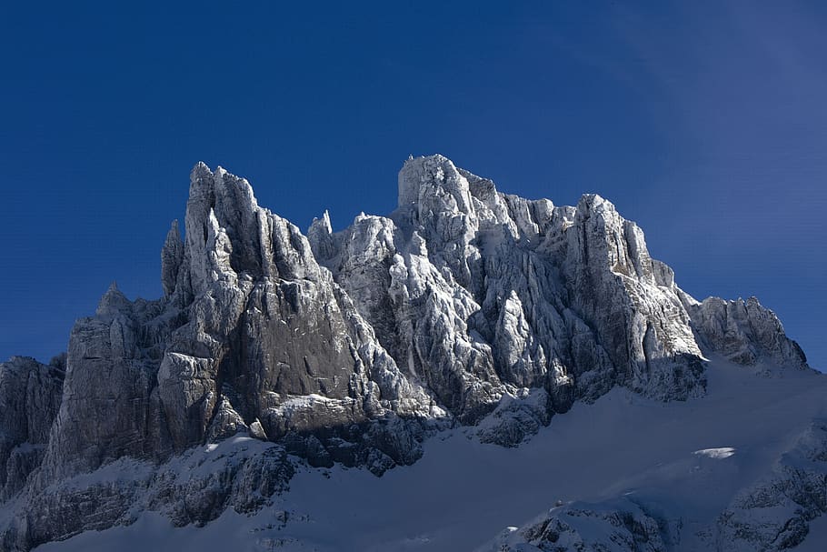 muntanya alps, tourismu, spannort, fürenalp, hivern, contrast, cel, sol, blau, cel blau, pedra, formació, rock, neu, gel, muntanya, llum, temperatura de fred, escenics - natura, bellesa a la natura, escena tranquil·la, medi ambient, naturalesa, Serra, tranquil·litat, cel clar, cim de muntanya, paisatge, cap gent, idíl·lic, terrenys extrems, muntanya nevada, 8K