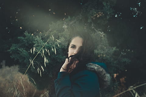 Španělsko, tocón, jedna osoba, mladého dospělého, volnočasové aktivity, portrét, skutečných lidí, strom, rostlina, životního stylu, Mladá žena, čelní pohled, Příroda, ženy, stojící, rozjímání, neformální oblečení, pas nahoru, dospělý, hledá, venku, krásná žena, teplé oblečení, účes, šátek, 5K, CC0, veřejná doména, bez autorských práv