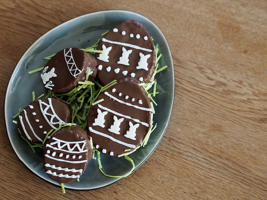 menjar, xocolata, enfornar, Pasqua, conill de Pasqua, mossegada, caramels, deliciós, dolç, postres, fons, menjar i beguda, taula, frescor, natura morta, indulgència, llest per menjar, a l'interior, primer pla, cap gent, directament a sobre, material de fusta, vista d’angle alt, menjar dolç, temptació, menjar poc saludable, mida de la porció, al forn, berenar, 4K