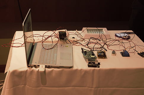 IoT, teknologi, gadgets, kodning, chips, ledninger, aktuatorer, sensorer, brædder, konference, udviklere, briller, meddelelse, indendørs, ingen mennesker, forbindelse, papir, bord, trådløs teknologi, stilleben, bærbar, kabel, computer, musik, høj vinkel visning, tekst, tæt på, møbel, 5K, CC0, offentligt domæne, royaltyfrie