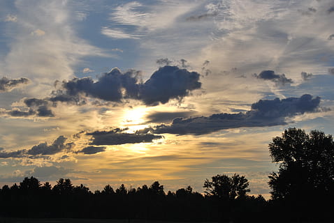 Sonnenaufgang, Wolken, wolkig, Himmel, bewölkter Himmel, Sonne, Landschaft, Himmelslandschaft, Natur, Bäume, szenisch, Horizont, natürlich, Gelb, draußen, Sonnenlicht, Silhouetten, Blau, blauer Himmel, Morgen, Morgenhimmel, Dämmerung, Licht, Sommer-, wolke - himmel, Silhouette, Baum, Sonnenuntergang, Schönheit in der Natur, Ruhe, ruhige Szene, Szenen - Natur, Pflanze, keine Leute, orange Farbe, idyllisch, Nicht-städtische Szene, Wachstum, Flachwinkelansicht, Dramatischer Himmel, 4K, CC0, gemeinfrei, lizenzfrei