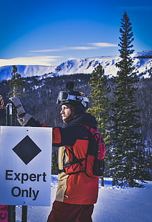 homme, permanent, expert, signalisation, des nuages, du froid, lumière du jour, jour, environnement, zing, gel, glacial, temps glacial, congelé, glacier, des lunettes de protection, haute, la glace, glacé, paysage, les montagnes, la nature, la personne, recours, scénique, saison, skieur, neige, neigeux, sport, des arbres, porter, Météo, hiver, vêtements d'hiver, paysage d'hiver, température froide, Activité de loisir, Vrais gens, une personne, arbre, Montagne, vêtement chaud, Vêtements, modes de vie, plante, Hommes, jeune adulte, journée, trois quarts, chaîne de montagnes, en plein air, montagne au sommet enneigé, 5K, CC0, domaine public, libre de droits