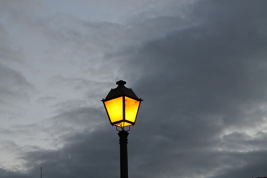 lampe, himmel, nat, skyer, lys, belysningsudstyr, sky - himmel, lav vinkel visning, gadebelysning, gade, belyst, ingen mennesker, natur, skumring, elektrisk lys, udendørs, elektricitet, skønhed i naturen, gaslys, silhuet, storm, storm sky, elektrisk lampe, elektrisk udstyr, 4K
