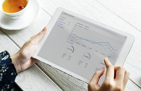 analyysi, tausta, juoma, blogi, bloggaaja, selailu, liiketoiminta, kahvila, hyytävä, viestintä, yhteys, kuppi, laite, digitaalinen, juoda, Nainen, naisellinen, käsi, kuuma juoma, Internet, elämäntapa, tiedotusvälineet, minimaalinen, verkko, orgaaninen, henkilö, strategia, tabletti, tee, teknologia,, ihmisen käsi, tekniikka, aikuinen, langaton tekniikka, ihmiskehon osa, yksi henkilö, tietokone, digitaalinen tabletti, pöytä, tietokoneella, tilalla, sisällä, Rahoittaa, kaavio, 5K, CC0, public domain, rojaltivapaa