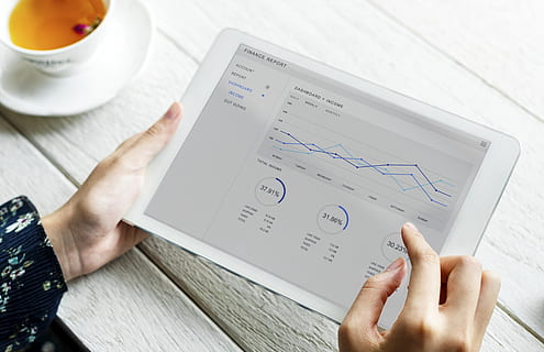 osoba, hospodářství, bílý, ipad, analýza, zmapovat, pohár, data, přístroj, diagram, digitální, napít se, ženský, grafický, ruce, horký nápoj, uvnitř, Internet, podšálek, obrazovka, statistika, tableta, čaj, šálek, technologie, dotek, použitím, bezdrátový, žena, dřevo, dřevěný, dřevěný povrch, dřevěný stůl, pracovní, pracoviště, pracovního prostoru, lidské ruky, ruka, jedna osoba, sdělení, bezdrátové technologie, dospělý, stůl, část lidského těla, digitální tablet, počítač, spojení, vysoký úhel pohledu, obsazení, detail, podnikání, 5K, CC0, veřejná doména, bez autorských práv