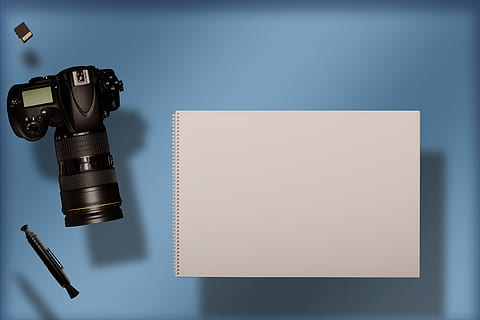 càmera digital, quadern, targeta de memòria, targeta SD, equip fotogràfic, taula de vidre, modern, retro, vintage, rodatge de pel·lícules, bloc d’escriptura, vell, nou, pasatemps, oci, fotografia, lent, notes, còpia espai, buit, plantilla, bloc de notes, taula, paper, a l'interior, tecnologia, en blanc, cap gent, tir de l'estudi, temes de fotografia, càmera - equip fotogràfic, natura morta, primer pla, directament a sobre, comunicació, blau, creativitat, color negre, fons de colors, fons blau, 5K, CC0, domini públic, lliure de regalies