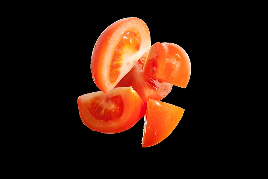 rodanxes de tomàquet, fons, menjar, flotant, volant, tomàquet, verdures, vegetarià, vegies, tir de l'estudi, fons negre, alimentació saludable, fruita, color taronja, frescor, benestar, menjar i beguda, a l'interior, primer pla, tallar, cap gent, sol objecte, secció transversal, tall, natura morta, naturalesa, còpia espai, grup d'objectes, taronja, madur, flor, vitamina c, 5K