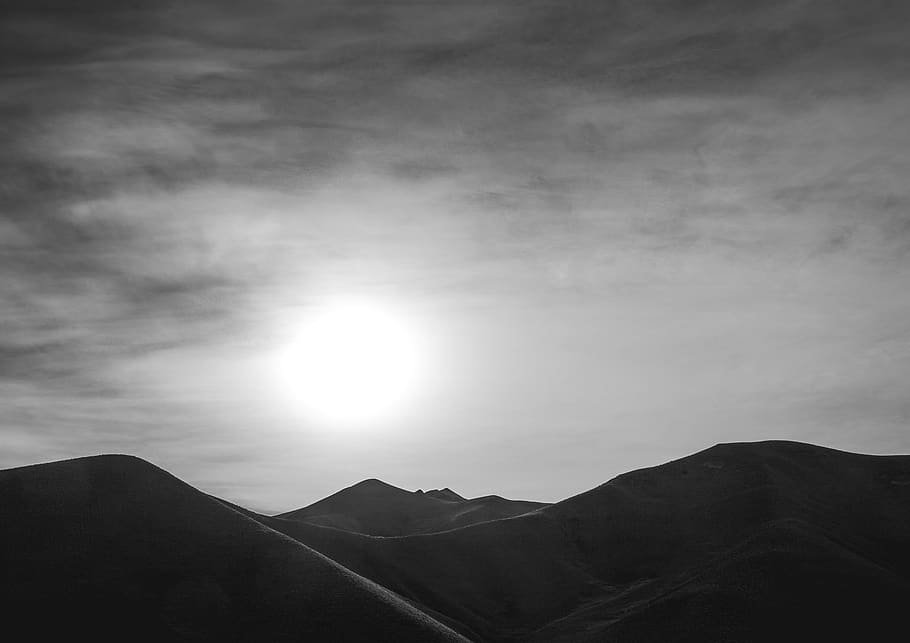 bjergkæder, natur, udendørs, sollys, lys, flare, bjerg, sol, bjergkæde, landskabet, kam, himmel, monokrom, sort og hvid, Sky, solopgang, spids, plateau, bakke, sand, landskab, scenics - natur, sky - himmel, skønhed i naturen, rolig scene, ro, miljø, ingen mennesker, ikke-urbane scene, silhuet, idyllisk, dag, lyse, bjergtop, bjergrygge, 8K