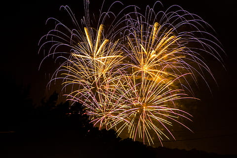 fuegos artificiales naranjas, noche, movimiento, iluminado, Fuegos artificiales, celebracion, brillante, explotando, cultura de las artes y entretenimiento, exhibición de fuegos artificiales, larga exposición, evento, movimiento borroso, cielo, ligero, naturaleza, vista de ángulo bajo, nadie, fuego artificial - objeto hecho por el hombre, moscas, al aire libre, oscuro, 5K, CC0, dominio público, libre de derechos