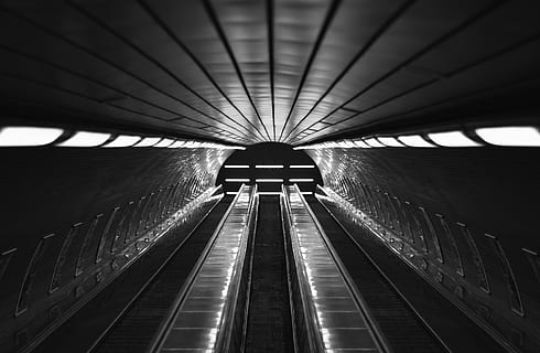 escalera mecánica, transporte, arquitectura, adentro, perspectiva decreciente, estructura construida, iluminado, dirección, el camino a seguir, vista de ángulo bajo, modelo, nadie, techo, túnel, transporte ferroviario, transporte público, metal, estación de metro, equipo de iluminación, barandilla, moderno, pista, Luz al final del túnel, pasarela móvil, 5K, CC0, dominio público, libre de derechos