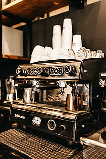schwarze Espressomaschine, drinnen, Maschinen, Technologie, keine Leute, Ausrüstung, Stillleben, Nahansicht, Maschinenteil, Metall, Retro-Stil, High Angle View, Sammlung, Fokus auf den Vordergrund, große gruppe von gegenständen, Kaffeemaschine, Variation, Tabelle, Wahl, Essen und Trinken, Café, 5K, CC0, gemeinfrei, lizenzfrei