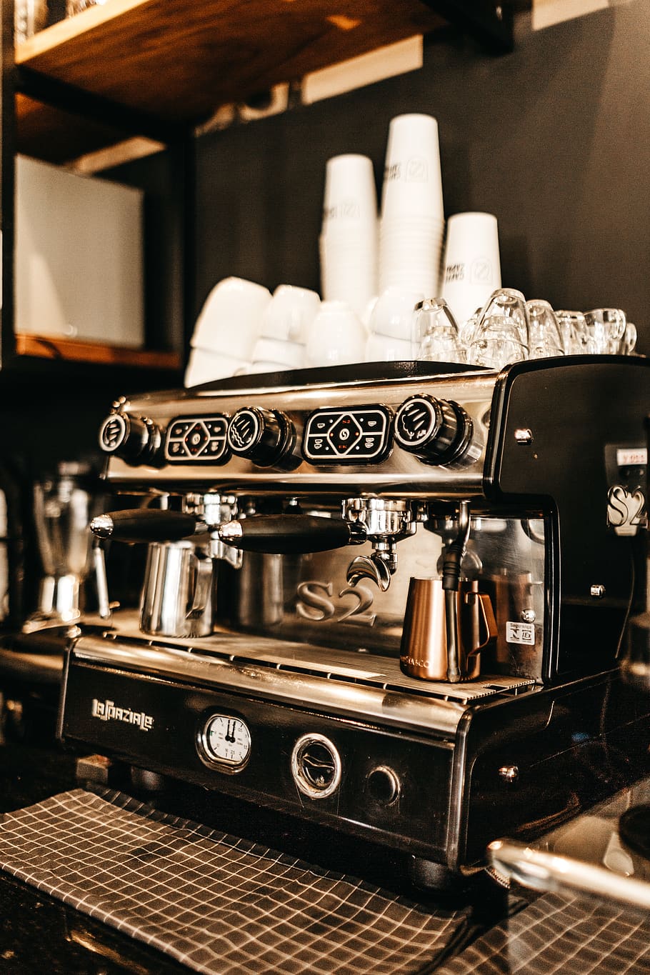 schwarze Espressomaschine, drinnen, Maschinen, Technologie, keine Leute, Ausrüstung, Stillleben, Nahansicht, Maschinenteil, Metall, Retro-Stil, High Angle View, Sammlung, Fokus auf den Vordergrund, große gruppe von gegenständen, Kaffeemaschine, Variation, Tabelle, Wahl, Essen und Trinken, Café, 5K