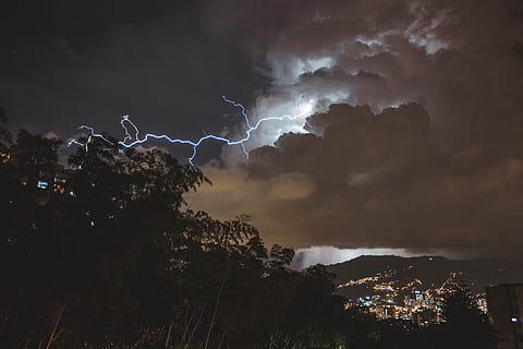 Lichtstreik, Nachtzeit, Sturm, Blitz, Donner, Wolke, Stadt, Baum, Silhouette, Nacht-, Himmel, Landschaft, Licht, Tapete, Gewitter, Natur, wolke - himmel, dunkel, Wetter, Wolkengebilde, Regen, draußen, Dramatischer Himmel, bedeckt, Licht - natürliches Phänomen, Rauch - physische Struktur, Berg, Leistung, szenen, Umgebung, Achtung, Blau, Naturkatastrophe, schwarze Farbe, 5K, CC0, gemeinfrei, lizenzfrei