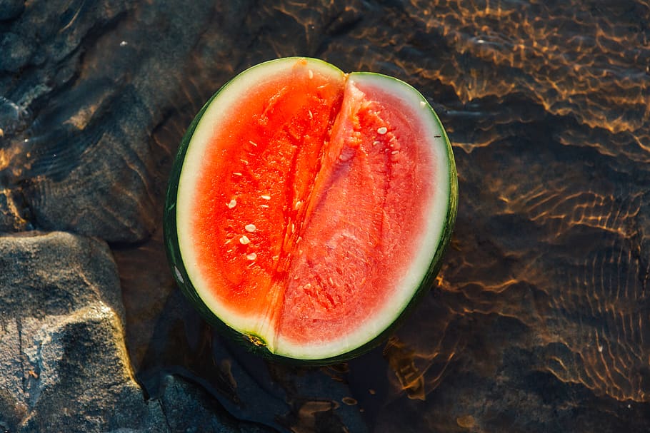 anguria a fette, frutta, cibo, flora, produrre, agrumi, pompelmo, pianta, anguria, melone, rosso, carne, estate, rinfrescante, dentro, salutare, dieta, tropicale, esotico, mangiare sano, freschezza, benessere, cibo e bevande, fetta, sezione trasversale, avvicinamento, nessuno, vista dall'alto, giorno, succoso, natura, natura morta, direttamente sopra, all'aperto, dimezzato, maturo, 5K