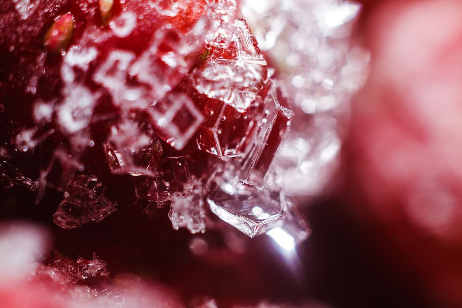 Eis, Makro, Erdbeere, kalt, Licht, rot, Beere, Natur, Nahansicht, Kristall, Essen und Trinken, keine Leute, selektiver Fokus, Lebensmittel, Vollbild, Mineral, kalte Temperatur, gefroren, Schmuck, Edelstein, Süßes Essen, drinnen, Obst, Frische, Geologie, Studioaufnahme, reif, lila, 4K